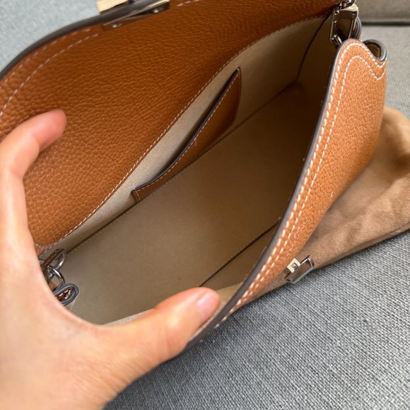 Toteme T-locked brown leather bag - Picture 2 of 12